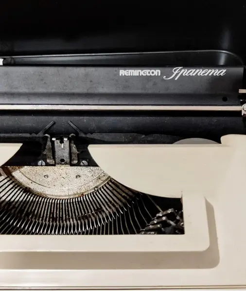 Foto de um(a) Máquina de Escrever Ramington-Ipanema, Década de 1980, da categoria de Maquinas de Escrever. Máquina de detilografia portátil da marca remington ipanema, com caixa original. Um dos expoentes em tecnologia dos anos... Mostrado de uma perspectiva diferente. Vendido no marketplace Trésors.