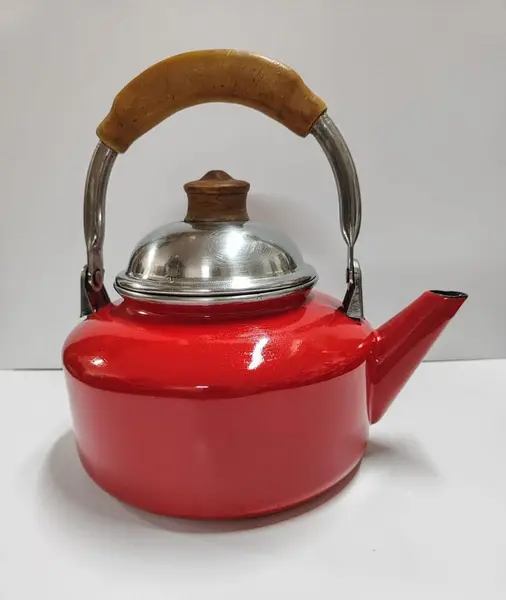 Foto de um(a) Chaleira Esmaltada, Década de 1990, Apenas Decorativa, da categoria de Chaleiras. Chaleira esmaltada dos anos 1990. Peça decorativa para coleção, com restauração no esmaltado, impossibilitando o uso. A:... Mostrado de uma perspectiva diferente. Vendido no marketplace Trésors.