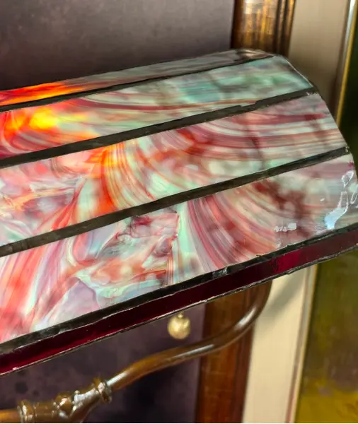 Foto de um(a) Luminária De Mesa Inspiração Tiffany Em Vitral, da categoria de Abajures. Luminária de mesa com uma silhueta linda, inspirada nos clássicos modelos de escritório e leitura. A cúpula em vitral de... Mostrado de uma perspectiva diferente. Vendido no marketplace Trésors.