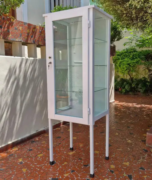 Foto de um(a) ​Armário vitrine hospitalar antigo - "farmacinha", da categoria de Armários e armazenamento. Armário vitrine hospitalar antigo, também muito conhecido popularmente como cristaleira de farmácia vintage ou... Mostrado de uma perspectiva diferente. Vendido no marketplace Trésors.