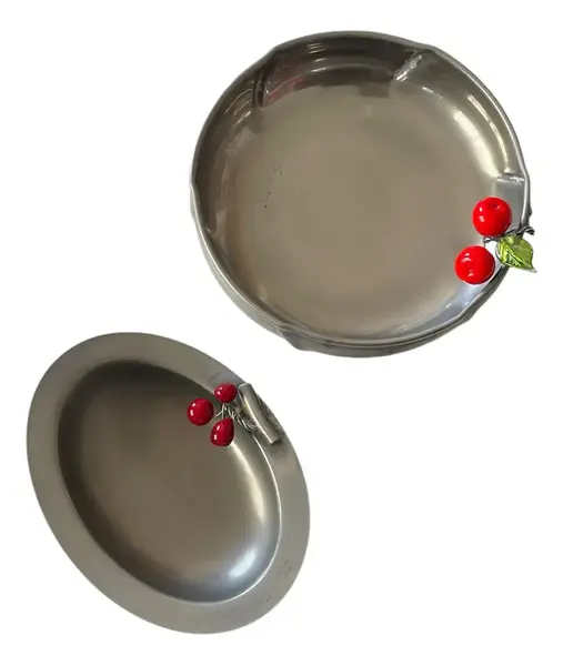 Foto de um(a) Antigo Par De Bowls Porta Confeitos Em Prata E Murano Italy, da categoria de Travessas e tigelas. Made in Italy. Antigo e lindo par de bowls/porta confeitos em metal espessurado a prata, com decoração de cerejas em Murano... Vendido no marketplace Trésors.
