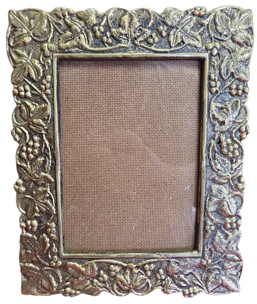 Foto de um(a) Porta Retrato em Bronze - Vertical, da categoria de Porta retratos. Belíssimo porta-retrato vertical confeccionado em bronze de alta qualidade. Esta peça apresenta um trabalho de fundição... Mostrado de uma perspectiva diferente. Vendido no marketplace Trésors.