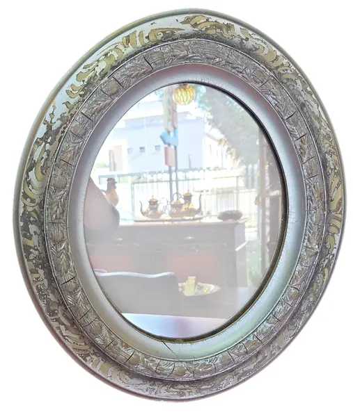Foto de um(a) Espelho Oval Vintage com Moldura em Madeira Trabalhada, da categoria de Espelhos. Adicione um toque de história e elegância clássica ao seu ambiente com este Espelho Oval Vintage. Ideal para decorações que... Mostrado de uma perspectiva diferente. Vendido no marketplace Trésors.