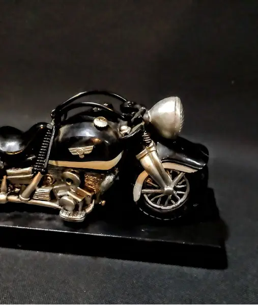 Foto de um(a) Moto Escultura 90'S, da categoria de Modelos e estatuetas. Moto escultura em resina e base em madeira ebanizada, década de 1990. Montagem: designer marcelus ribas A: 10,5 cm / L: 19,5... Mostrado de uma perspectiva diferente. Vendido no marketplace Trésors.