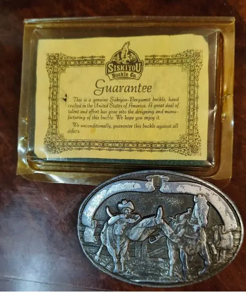 Foto de um(a) Fivela de Cinto Sisikiyou Bergamot Brass Works, Década de 1970, da categoria de Outros colecionáveis. Fivela de cinto americana da marca siskiyou ou bergamot brass works com o tema de vaquejada, rodeio ou faroeste. Feita em... Mostrado de uma perspectiva diferente. Vendido no marketplace Trésors.