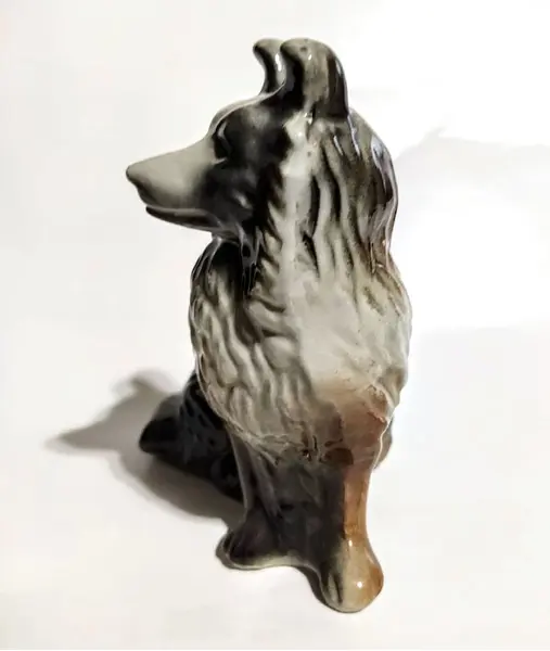 Foto de um(a) Bibelô cão Border Collie Anos 40, da categoria de Modelos e estatuetas. Cachorro da raça border collie em porcelana policromada em em tons de cinza, década de 1940.A: 14 cm / L: 11,5 cm / P: 8 cm... Mostrado de uma perspectiva diferente. Vendido no marketplace Trésors.
