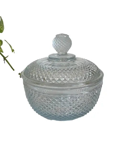 Foto de um(a) Bomboniere de vidro, da categoria de Garrafas, potes e jarros. Bomboniere de vidro estilo bico de jaca Mede: 17,5 cm altura e 15 cm diâmetro. Vendido no marketplace Trésors.