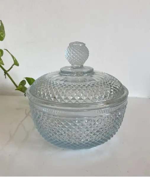 Foto de um(a) Bomboniere de vidro, da categoria de Garrafas, potes e jarros. Bomboniere de vidro estilo bico de jaca Mede: 17,5 cm altura e 15 cm diâmetro. Mostrado de uma perspectiva diferente. Vendido no marketplace Trésors.
