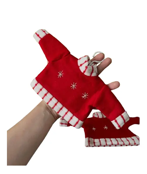 Foto de um(a) Dupla de enfeites natalinos em tecido, da categoria de Objetos decorativos. Dupla de enfeites natalinos em tecido. Bordado a mão. Leves marcas do tempo e uso. Medidas: 26x15cm cada. Vendido no marketplace Trésors.