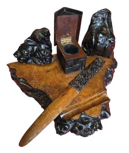 Foto de um(a) Escritório de Época: Tinteiro e Abridor de Cartas em Madeira Entalhada, da categoria de Outros colecionáveis. Excepcional conjunto de escrita vintage, composto por tinteiro de mesa e abridor de cartas coordenado. Esta peça destaca-se... Mostrado de uma perspectiva diferente. Vendido no marketplace Trésors.