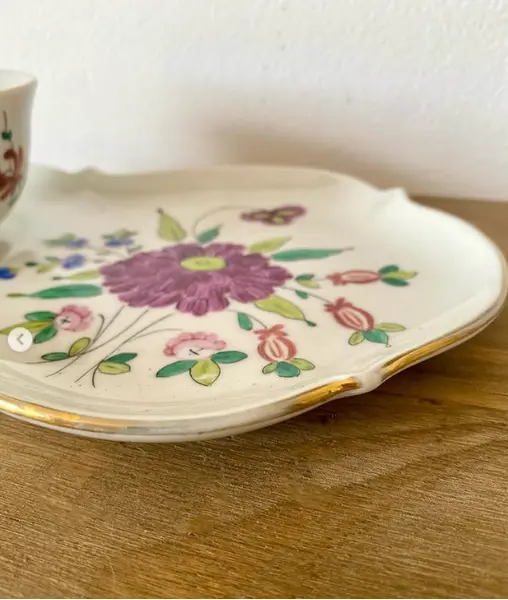 Foto de um(a) Xícara com bandeja, da categoria de Xícaras. Xícara com bandeja em porcelana. *Contém alguns desgastes no filete dourado e um trincado na alça, mas que nem comprometem... Mostrado de uma perspectiva diferente. Vendido no marketplace Trésors.
