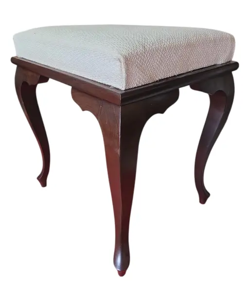 Foto de um(a) Banqueta Chippendale em Imbuia Maciça – Design Clássico, da categoria de Banquetas. Enriqueça seu ambiente com a elegância atemporal desta banqueta estilo Chippendale. Executada em imbuia maciça, madeira... Mostrado de uma perspectiva diferente. Vendido no marketplace Trésors.