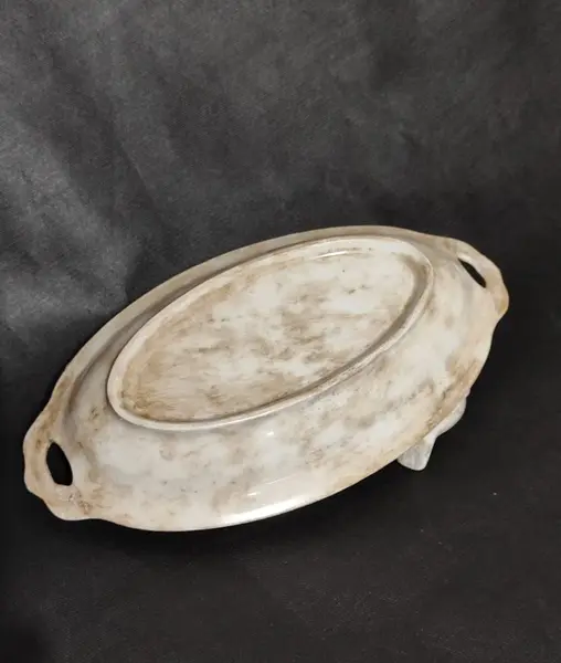Foto de um(a) Prato de Porcelana com Pássaros, Década de 1940, da categoria de Pratos Decorativos. Prato de porcelana com dois pássaros na borda, craquelado e com marcas de uso que o deixou único, década de 1940. A: 4 cm /... Mostrado de uma perspectiva diferente. Vendido no marketplace Trésors.