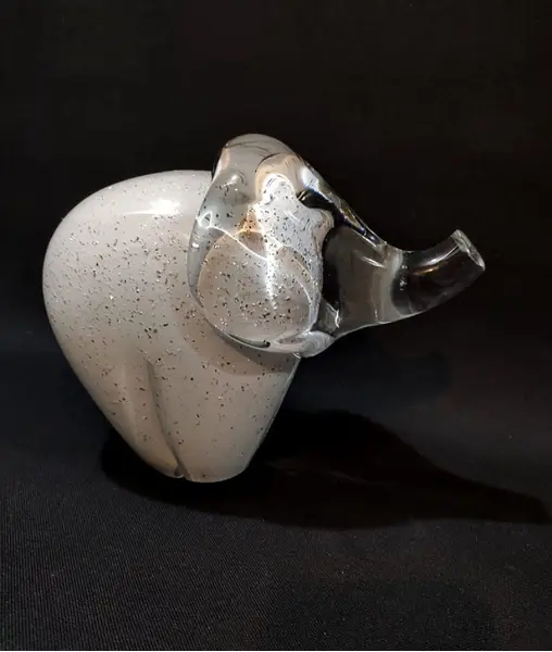Foto de um(a) Elefante Vidro Anos 80, da categoria de Modelos e estatuetas. Elefante em vidro transparente e branco com folhas de prata picadas. Procedência brasileira, mas como é vidro é peça única,... Mostrado de uma perspectiva diferente. Vendido no marketplace Trésors.