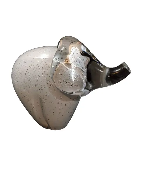 Foto de um(a) Elefante Vidro Anos 80, da categoria de Modelos e estatuetas. Elefante em vidro transparente e branco com folhas de prata picadas. Procedência brasileira, mas como é vidro é peça única,... Vendido no marketplace Trésors.