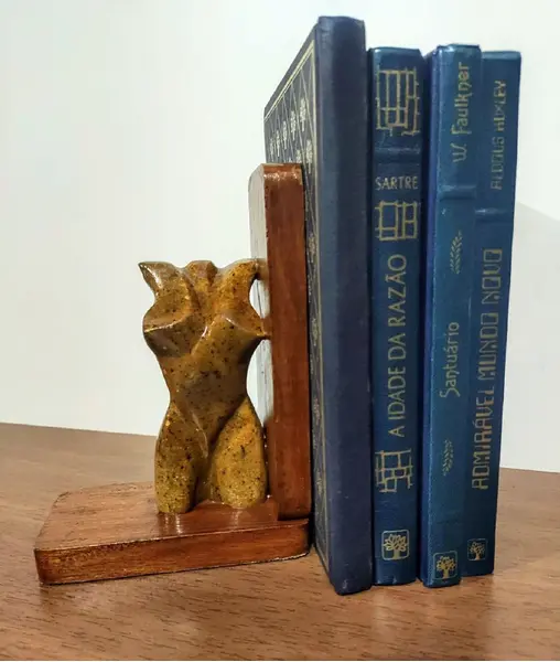 Foto de um(a) Porta Livros Torso Feminino em Pedra Sabão, Década de 1990, da categoria de Apoio para livros. Porta livros em pedra sabão com torso feminino com base em madeira envernizada. Lembrança de viagem do nordeste brasileiro... Mostrado de uma perspectiva diferente. Vendido no marketplace Trésors.