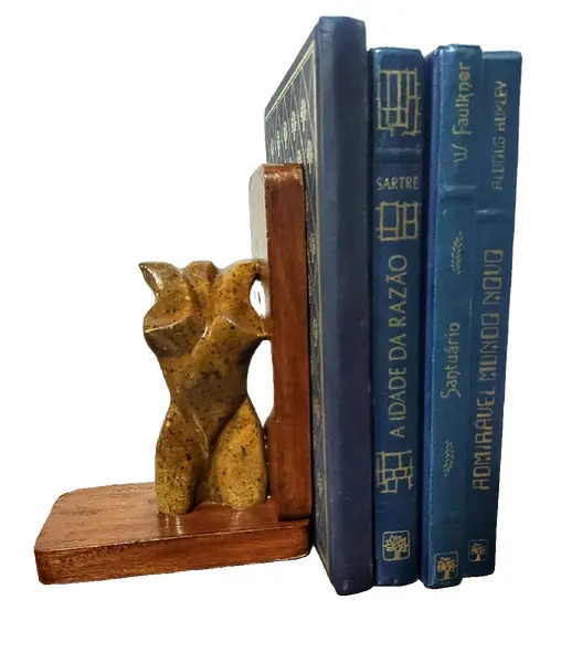 Foto de um(a) Porta Livros Torso Feminino em Pedra Sabão, Década de 1990, da categoria de Apoio para livros. Porta livros em pedra sabão com torso feminino com base em madeira envernizada. Lembrança de viagem do nordeste brasileiro... Vendido no marketplace Trésors.