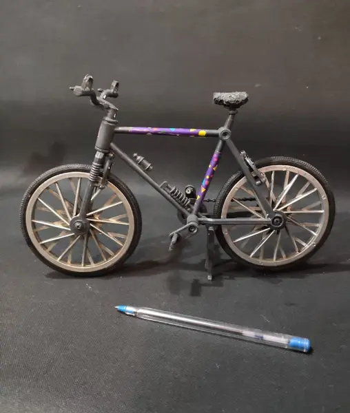 Foto de um(a) Mini Bicicleta anos 90, da categoria de Outros colecionáveis. Miniatura de bicicleta em plástico com pneus em borracha. Sem marca do fabricante, década de 1990 A: 16,5 cm L: 26,5 cm P:... Mostrado de uma perspectiva diferente. Vendido no marketplace Trésors.