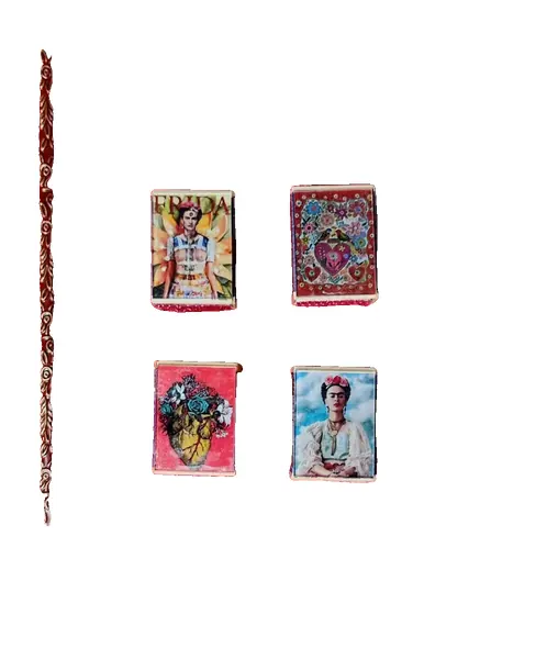 Foto de um(a) Combo Caixinhas de Fósforos Frida Kahlo, da categoria de Porta-fósforos e cofres para fósforos. Combo com caixas de fósforos permanentes e customizadas. A velha caixinha de fósforos em madeira com decoupage e acabamento... Vendido no marketplace Trésors.
