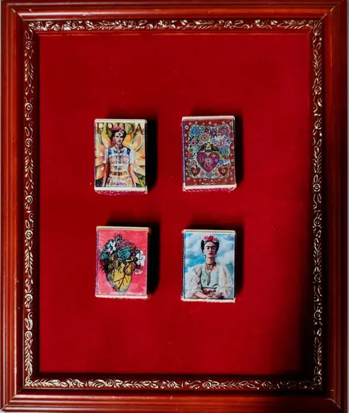 Foto de um(a) Combo Caixinhas de Fósforos Frida Kahlo, da categoria de Porta-fósforos e cofres para fósforos. Combo com caixas de fósforos permanentes e customizadas. A velha caixinha de fósforos em madeira com decoupage e acabamento... Mostrado de uma perspectiva diferente. Vendido no marketplace Trésors.