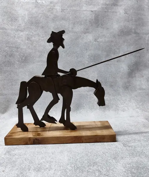 Foto de um(a) Escultura Dom Quixote em Madeira, Peça Única, Década de 2000, da categoria de Escultura. Escultura dom quixote. Peça de coleção, década de 2000 em compensado de madeira sobrepostos tipo sombra. Pintura em sombra... Mostrado de uma perspectiva diferente. Vendido no marketplace Trésors.