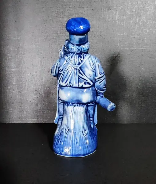 Foto de um(a) Garrafa Alemã Shefer e Vater, Década de 1920, da categoria de Garrafas, potes e jarros. Garrafa de bebida alemã em porcelana monocromática dos anos 1920, da marca shefer & vater. Atualmente peça colecionável. A:... Mostrado de uma perspectiva diferente. Vendido no marketplace Trésors.
