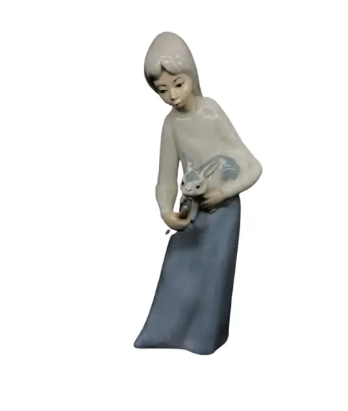 Foto de um(a) Antiga Escultura Dama Com Coelho Porcelana Espanhola Casades, da categoria de Escultura. Antiga e linda escultura em porcelana artística espanhola, representando jovem alimentando coelho, manufatura Casades,... Vendido no marketplace Trésors.
