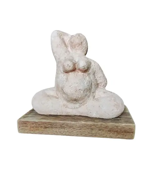 Foto de um(a) Escultura Mulher Grávida Cerâmica e Terracota, da categoria de Escultura. Ecultura em cerâmica com pátina terracota e base em madeira de demolição peça única pelo designer marcelus ribas A: 15,5 cm... Vendido no marketplace Trésors.