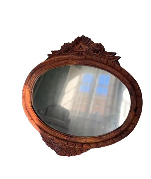 Foto de um(a) Espelho Oval em Madeira nobre entalhada, da categoria de Espelhos. Antigo espelho no formato oval com moldura em madeira nobre entalhada. Frisos na borda e acabamentos com laçarotes. Medindo:... Vendido no marketplace Trésors.