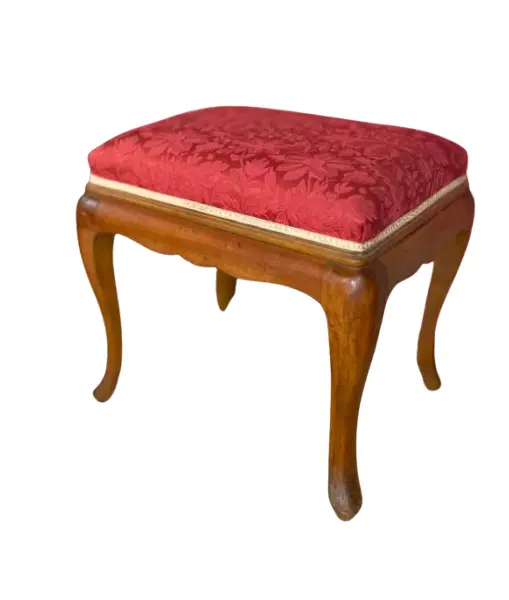 Foto de um(a) Banqueta Chippendele, da categoria de Banquetas. Banqueta clássica em madeira nobre, com detalhes delicados no estilo Chippendale. Vendido no marketplace Trésors.