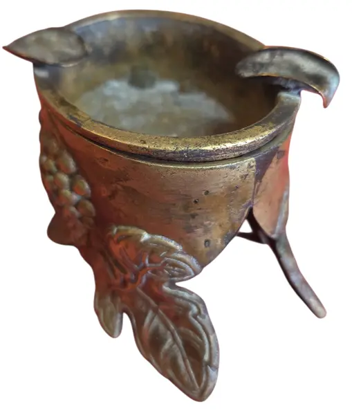 Foto de um(a) Cinzeiro de Coleção em Bronze Maciço – Relevo Frutas e Folhagens, da categoria de Cinzeiros. Este é um cinzeiro ornamental de alta qualidade, confeccionado em bronze maciço, destacando-se pelo trabalho artesanal de... Mostrado de uma perspectiva diferente. Vendido no marketplace Trésors.