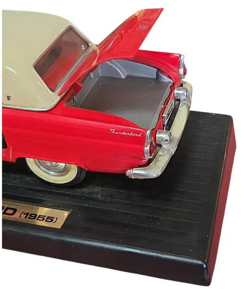 Foto de um(a) Miniatura Ford Thunderbird 1955 - Escala 1:18 - Vermelho/Branco (Relíquia), da categoria de Carros e caminhões de brinquedo. Apresentamos uma peça icônica do automobilismo americano: a miniatura do Ford Thunderbird 1955. Este exemplar capta toda a... Mostrado de uma perspectiva diferente. Vendido no marketplace Trésors.