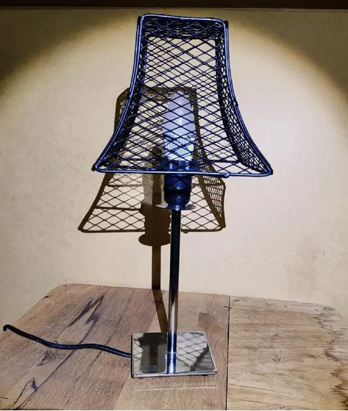 Foto de um(a) Luminária Ferro Niquelado, Década de 1990, da categoria de Abajures. Luminária de mesa em ferro niquelado e cúpula aramada ebanizada, década de 1990. A: 38 cm (base 10 x 10 cm)Cúpula: A 14,5 cm... Mostrado de uma perspectiva diferente. Vendido no marketplace Trésors.