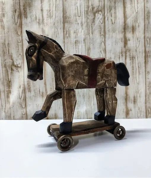 Foto de um(a) Cavalo em Madeira com Rodinhas, Década de 1970, da categoria de Brinquedos de puxar. Cavalo com rodinhas, esculpido em madeira. Rodinhas de madeira com parte interna em metal. Com envelhecimento natural década... Mostrado de uma perspectiva diferente. Vendido no marketplace Trésors.