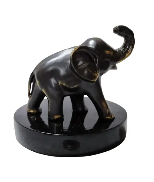 Foto de um(a) Escultura Elefante em Antimônio, Década de 1990, da categoria de Modelos e estatuetas. Elefante em antimônio com pátina bronze envelhecida, base em resina ebanizada, levando a logo do fabricante antiqua, década... Vendido no marketplace Trésors.