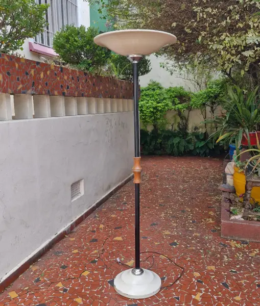 Foto de um(a) ​Luminária de chão anos 50 / 60 estilo Art Déco, da categoria de Luminárias de chão. Luminária de chão anos 50 / 60 estilo Art DécoEsta luminária de piso vintage, com cúpula voltada para cima caracterizada... Mostrado de uma perspectiva diferente. Vendido no marketplace Trésors.
