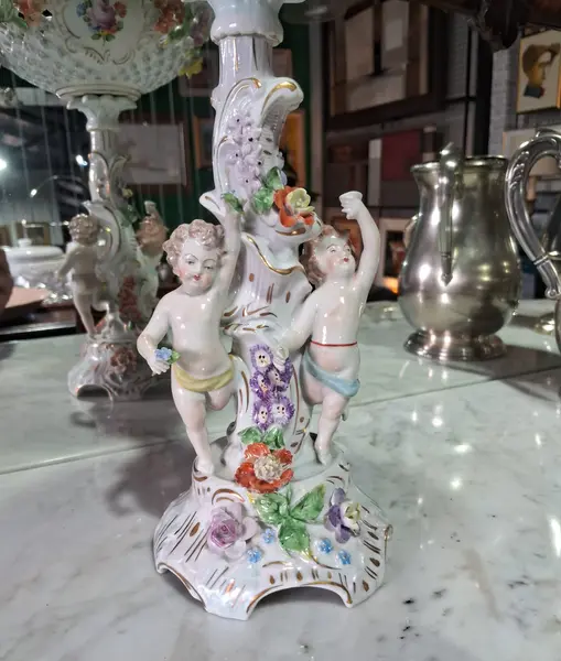 Foto de um(a) Centro de mesa ou fruteira porcelana alemã Dresden (1890-1920), da categoria de Centro de mesa. Espetacular centro de mesa (fruteira pedestal) em legítima porcelana alemã de Dresden, ricamente policromada e com detalhes... Mostrado de uma perspectiva diferente. Vendido no marketplace Trésors.