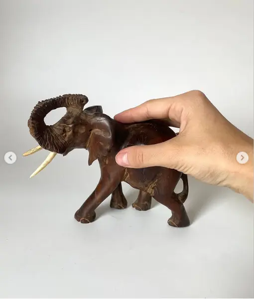 Foto de um(a) Elefante decorativo em madeira, da categoria de Escultura. Elefante decorativo esculpido em madeira. *Contém avaria em uma das orelhas, como mostra a foto. Mede: 17 x 15cm. Mostrado de uma perspectiva diferente. Vendido no marketplace Trésors.