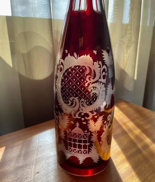 Foto de um(a) Antiga Garrafa Licoreira Cristal Tcheco Rubi Egermann Glass, da categoria de Garrafas. Egermann Glass. Antiga e linda garrafa licoreira em cristal Tcheco, toda lapidada à mão. Ao redor da peça é toda uma... Mostrado de uma perspectiva diferente. Vendido no marketplace Trésors.