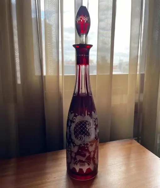 Foto de um(a) Antiga Garrafa Licoreira Cristal Tcheco Rubi Egermann Glass, da categoria de Garrafas. Egermann Glass. Antiga e linda garrafa licoreira em cristal Tcheco, toda lapidada à mão. Ao redor da peça é toda uma... Mostrado de uma perspectiva diferente. Vendido no marketplace Trésors.