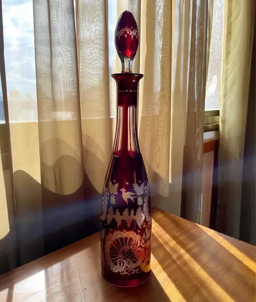 Foto de um(a) Antiga Garrafa Licoreira Cristal Tcheco Rubi Egermann Glass, da categoria de Garrafas. Egermann Glass. Antiga e linda garrafa licoreira em cristal Tcheco, toda lapidada à mão. Ao redor da peça é toda uma... Mostrado de uma perspectiva diferente. Vendido no marketplace Trésors.