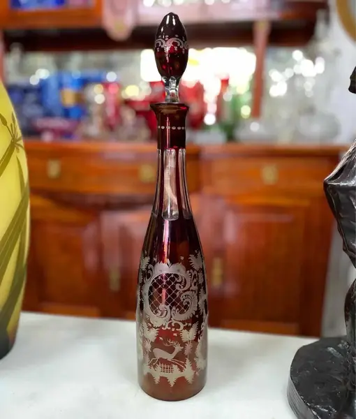 Foto de um(a) Antiga Garrafa Licoreira Cristal Tcheco Rubi Egermann Glass, da categoria de Garrafas. Egermann Glass. Antiga e linda garrafa licoreira em cristal Tcheco, toda lapidada à mão. Ao redor da peça é toda uma... Mostrado de uma perspectiva diferente. Vendido no marketplace Trésors.