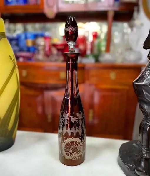 Foto de um(a) Antiga Garrafa Licoreira Cristal Tcheco Rubi Egermann Glass, da categoria de Garrafas. Egermann Glass. Antiga e linda garrafa licoreira em cristal Tcheco, toda lapidada à mão. Ao redor da peça é toda uma... Mostrado de uma perspectiva diferente. Vendido no marketplace Trésors.