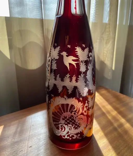 Foto de um(a) Antiga Garrafa Licoreira Cristal Tcheco Rubi Egermann Glass, da categoria de Garrafas. Egermann Glass. Antiga e linda garrafa licoreira em cristal Tcheco, toda lapidada à mão. Ao redor da peça é toda uma... Mostrado de uma perspectiva diferente. Vendido no marketplace Trésors.