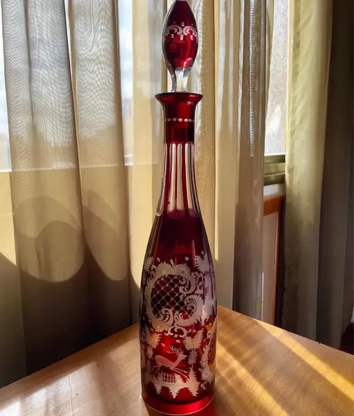 Foto de um(a) Antiga Garrafa Licoreira Cristal Tcheco Rubi Egermann Glass, da categoria de Garrafas. Egermann Glass. Antiga e linda garrafa licoreira em cristal Tcheco, toda lapidada à mão. Ao redor da peça é toda uma... Mostrado de uma perspectiva diferente. Vendido no marketplace Trésors.