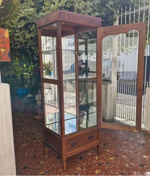 Foto de um(a) ​Cristaleira antiga design torre, da categoria de Cristaleiras. Cristaleira antiga , móvel clássico projetado para exibir louças delicadas, cristais e coleções. Esse móvel em destaque... Mostrado de uma perspectiva diferente. Vendido no marketplace Trésors.