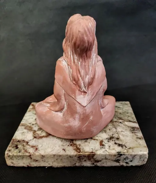 Foto de um(a) Escultura Cristal Woman Anos 90, da categoria de Escultura. Escultura feminina em resina com pátina terracota com um cristal nas mãos, base em granito, década de 1990. A: 15 cm / L:... Mostrado de uma perspectiva diferente. Vendido no marketplace Trésors.