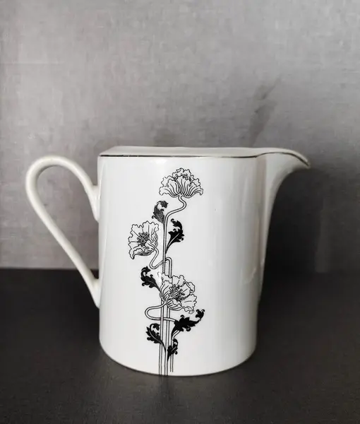 Foto de um(a) Cremeira Floral, Porcelana Real, Década de 1980, da categoria de Cremeiras. Cremeira em porcelana branca com motivo floral na cor preta e filete em prata, marca porcelana real, década de 1980. A: 9... Mostrado de uma perspectiva diferente. Vendido no marketplace Trésors.