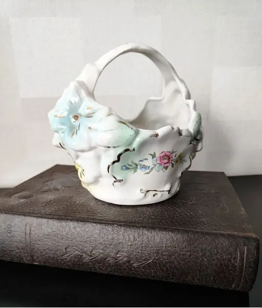 Foto de um(a) Mini Floreira Porcelana Brasileira, Década de 1940, da categoria de Cachepot. Floreira em porcelana policromada brasileira com flores em relevo e adesivo floral com acabamento em filetes em ouro, década... Mostrado de uma perspectiva diferente. Vendido no marketplace Trésors.