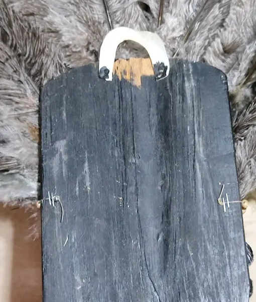 Foto de um(a) Mascara de Parede em Madeira com Decoração, Década de 2000, da categoria de Objetos de parede esculturais. Mascara de parede em madeira com decoração em conchas, dentes de peixe, sementes e cocar com penas. Década de 2000 A: 57cm... Mostrado de uma perspectiva diferente. Vendido no marketplace Trésors.